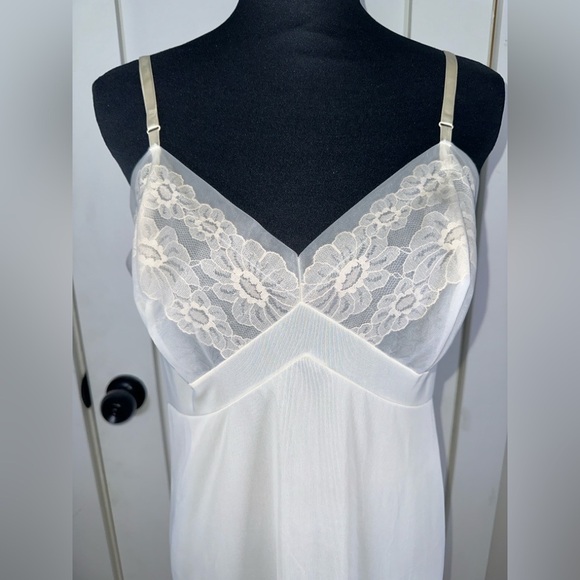 VINTAGE Vanity Fair Ivory Lace Full Slip Dress - Picture 3 of 9